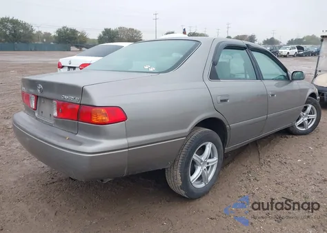 2001 Toyota Camry Le z USA, uszkodzony, nr VIN 4T1BG22K31U058656